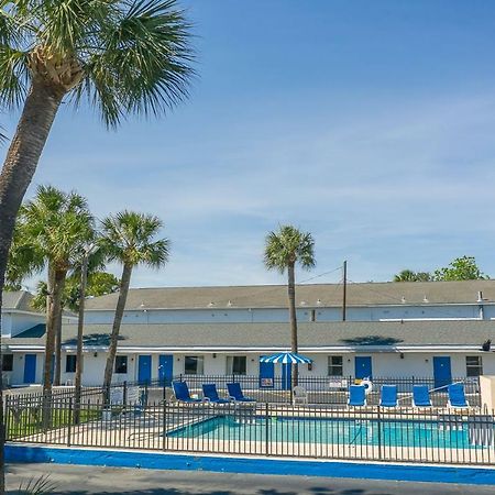 Royal Palms Motel Тайби-Айленд Экстерьер фото